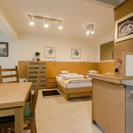 Family Apartments - Private Parking 克拉科夫 外观 照片
